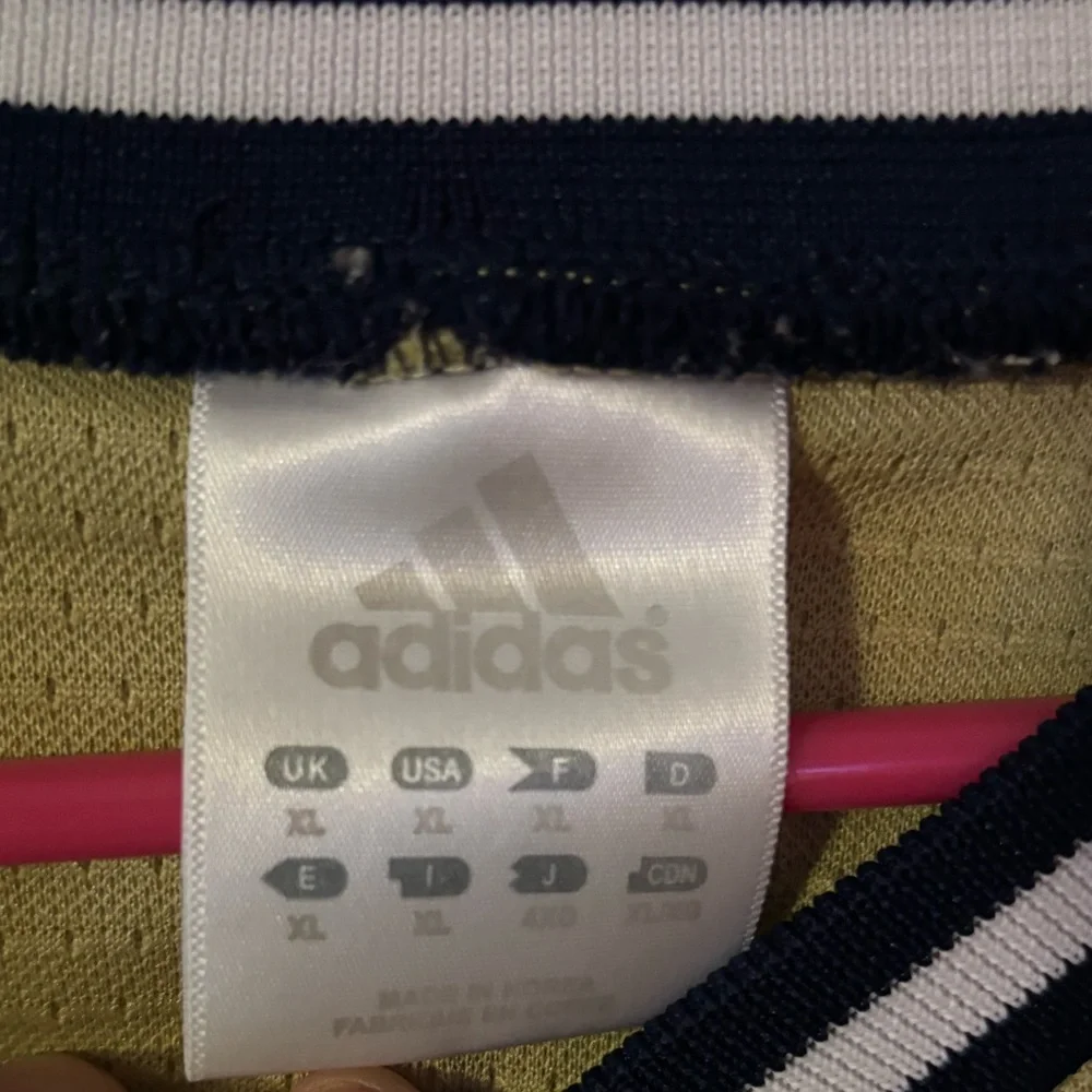 Notre Dame number 9 hockey jersey 
Xlg mens - Picture 5 of 9